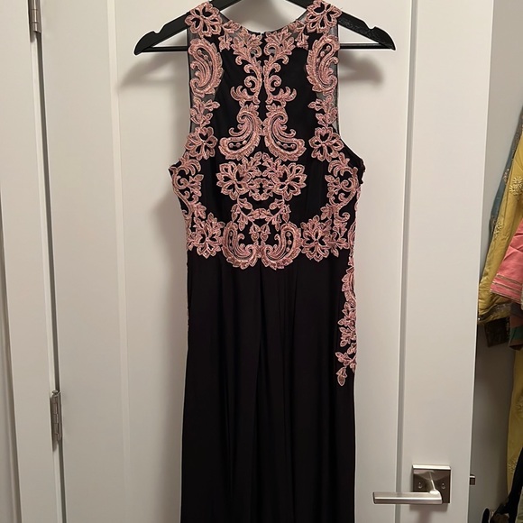 Gorgeous Laura evening gown for a special event. - Picture 2 of 5